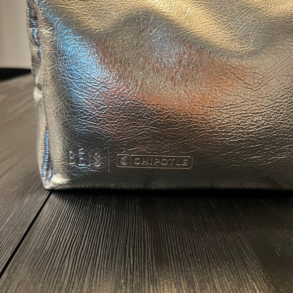 BÉIS x Chipotle The Burrito Pouch Set
in Foil - Picture 8 of 10